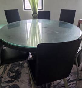 Round tempered glass dining table