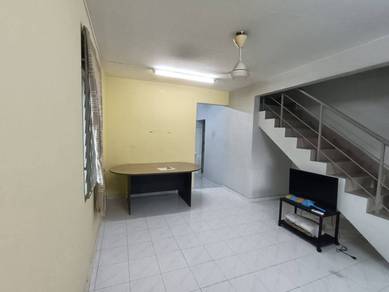 Double storey low cost corner @tamam Johor Jaya / 2bed 1bath / Partial