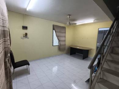 Double storey low cost corner @tamam Johor Jaya / 2bed 1bath / Partial