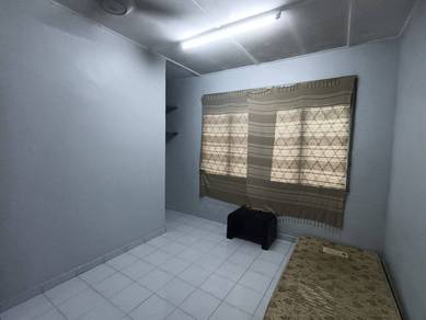 Double storey low cost corner @tamam Johor Jaya / 2bed 1bath / Partial