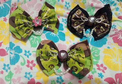 Handmade bow hairclips made by recycled materials 