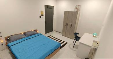 Big Room QueenBed with Windows For Rent - Taman Kolombong