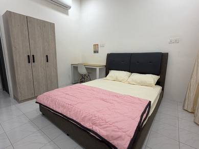 Master Room with Private Bathroom For Rent - Taman Kolombong