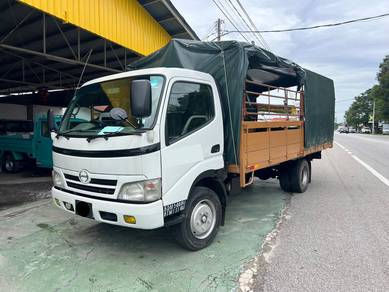 2011 HINO XZU423R Wooden 17 ft with Canvas
