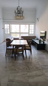The unit is located on the LG1 floor and is a corner lot. It offers a quiet and peaceful environment