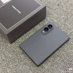 Samsung Z Fold 8 - 512 GB (used 1 month)