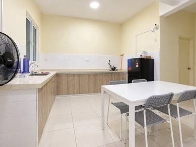 Cozy Middle Room for Rent @ The H20, Jelutong.