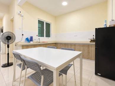 Cozy Middle Room for Rent @ The H20, Jelutong.