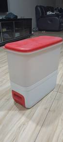 bekas penyimpanan beras jenama tupperware 