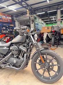 HARLEY DAVIDSON Iron 883