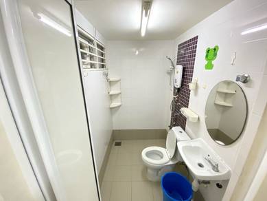 Middle Room 🏠 with Private Bathroom 🛁 for Rent at Subang SS15