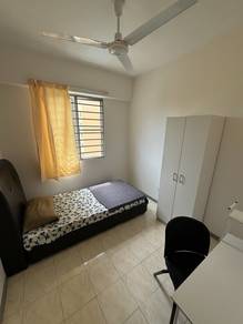 (Female-only unit) Middle Room at Sri Jati 1 - near Bloomsvale Mall & Old Klang Road