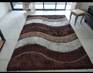 Fluffy brown wavy patterned area rug