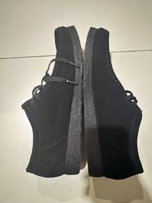 clarks wallabees black