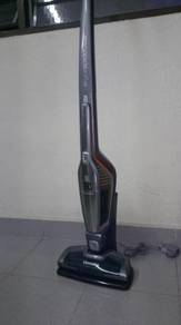 2 IN 1 CORDLESS Electrolux Vacuum Cleaner ZB3013