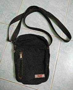 levis sling bag malaysia