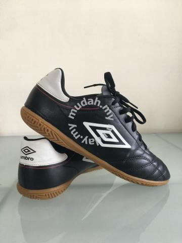 kasut futsal umbro